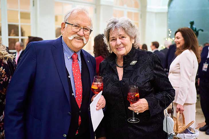Wiggerl Hagn mit Frau  Christa Hagn beim 26. Advents- Benefizkonzert im Cuvill&eacute;s Theater am13. Dezember 2021 (&copy;FFoto: Jens Hartmann/BMW )